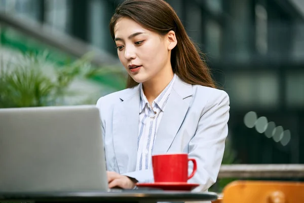 Jeune Femme Affaires Asiatique Travaillant Plein Air Dans Café Utilisant — Photo