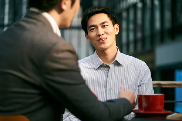 Twee Aziatische Zakenmensen Bespreken Zaken Een Outdoor Coffeeshop — Stockfoto