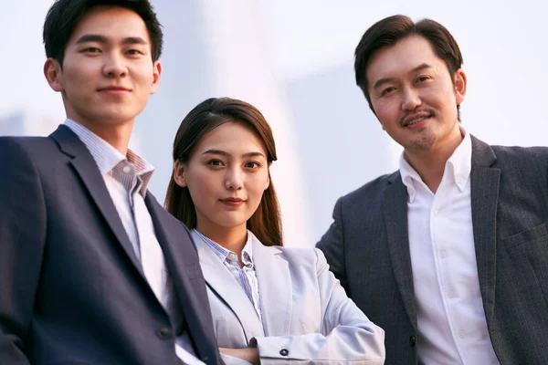Outdoor Portret Van Het Team Van Drie Succesvolle Aziatische Zakenmensen — Stockfoto
