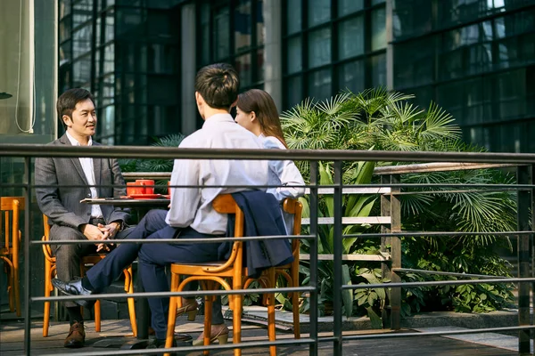 Three Asian Corporate Businesspeople Discussing Business Outdoor Coffee Shop — 图库照片