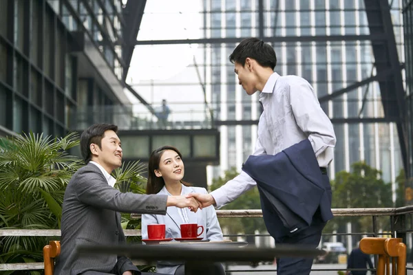 Drei Asiatische Geschäftsleute Beim Händeschütteln Einem Outdoor Café — Stockfoto