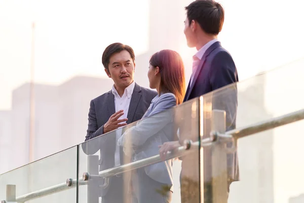 Tři Šťastní Asijští Podnikatelé Chatování Diskutovat Podnikání Venku — Stock fotografie