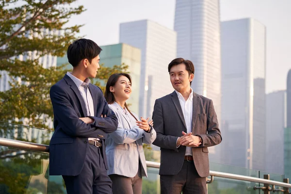 Tres Feliz Asiático Empresarios Charlando Hablando Negocios Aire Libre —  Fotos de Stock