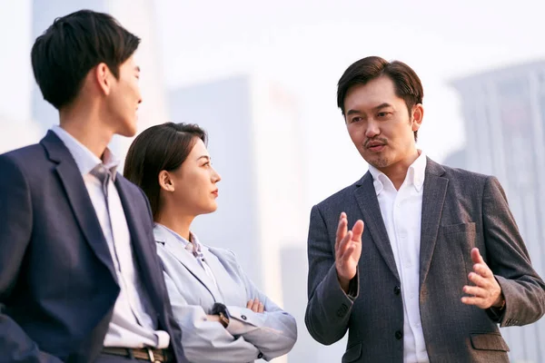 Squadra Tre Asiatico Businesspeople Parlando Chat Discutere Affari All Aperto — Foto Stock