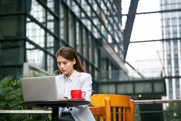 Jong Aziatisch Zakenvrouw Werken Buiten Koffie Winkel Met Behulp Van — Stockfoto