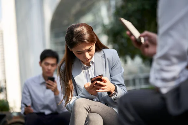 Asyalı Adamları Sosyal Medya Bağımlılığı Için Cep Telefonu Konseptini Kullanıyor — Stok fotoğraf