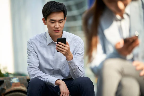 Jong Aziatisch Kantoor Werknemer Lezen Met Behulp Van Mobiele Telefoon — Stockfoto