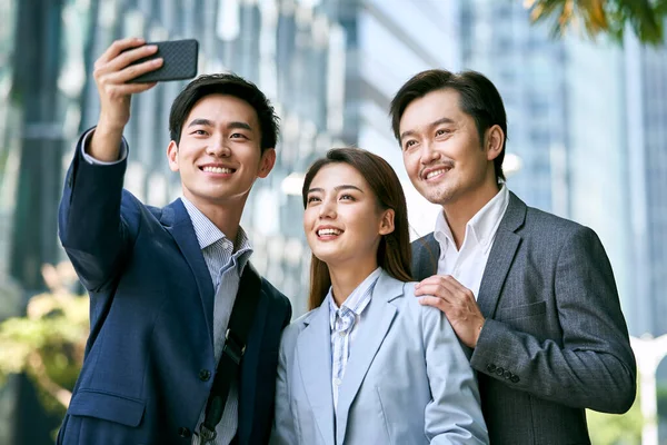 Ομάδα Τριών Ασιατών Επιχειρηματιών Που Παίρνουν Μια Selfie Στο Κέντρο — Φωτογραφία Αρχείου