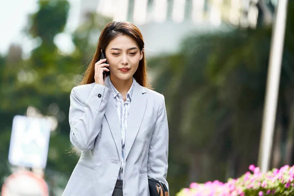 Genç Asyalı Kadın Şirket Yöneticisi Şehir Sokaklarında Yürürken Cep Telefonuyla — Stok fotoğraf