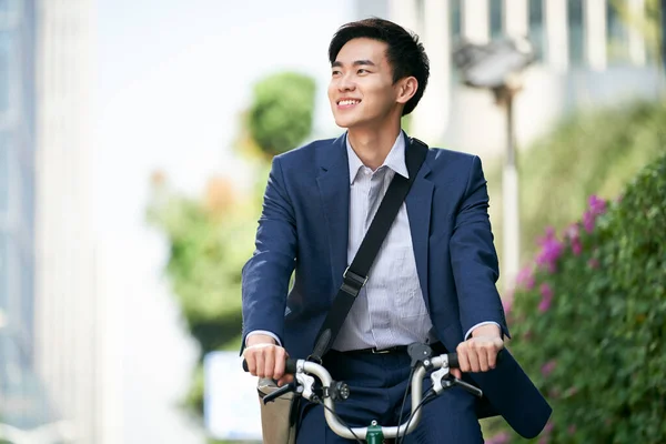 Ung Asiatisk Affärsman Pendla Med Cykel Glad Och Ler — Stockfoto