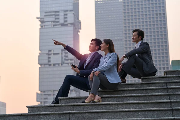 Team Aus Drei Asiatischen Führungskräften Sitzt Auf Stufen Und Plaudert — Stockfoto