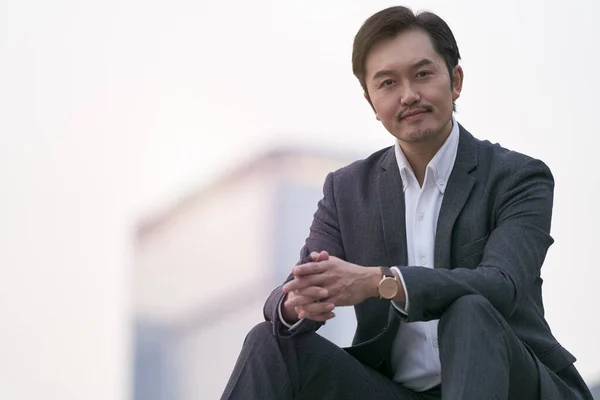 Außenporträt Eines Erfolgreichen Asiatischen Geschäftsmannes Der Vollem Anzug Auf Stufen — Stockfoto