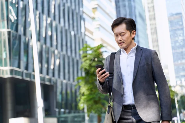 Asiatische Geschäftsmann Blick Auf Handy Während Fuß Zur Arbeit Finanzviertel — Stockfoto