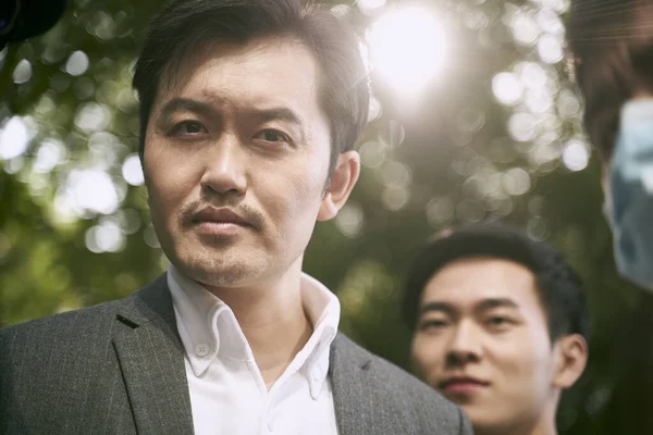 Asiático Hombre Negocios Mirando Cámara Con Divertido Facial Expresión — Foto de Stock