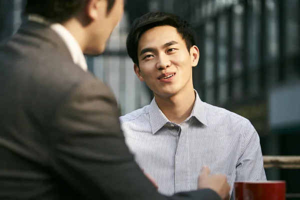 Zwei Asiatische Geschäftsleute Diskutieren Einem Outdoor Café Über Geschäfte — Stockfoto