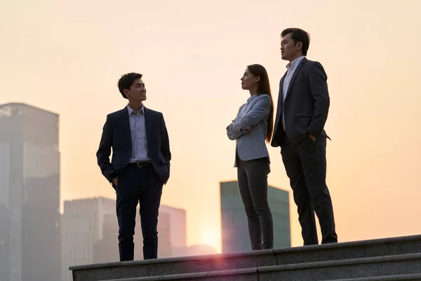 Equipe Asiáticos Executivos Corporativos Uma Plataforma Conversando Conversando Conversando Entardecer — Fotografia de Stock