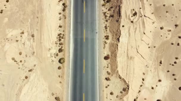 Drone Disparo Coche Que Mueve Carretera Corriendo Través Zona Desierta — Vídeos de Stock
