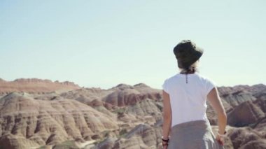 Genç Asyalı kadın turist ulusal parka bakıyor.