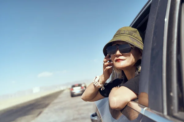 Asian Woman Traveler Hat Sunglasses Sticking Head Out Rear Window — Stock Photo, Image