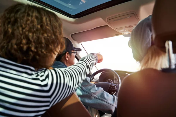 Grupp Asiatiska Vänner Njuter Sightseeing Resa Med Bil — Stockfoto