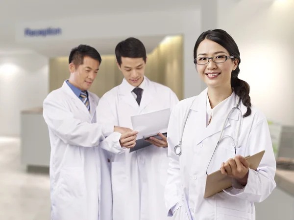 Asiatico medici professionisti — Foto Stock