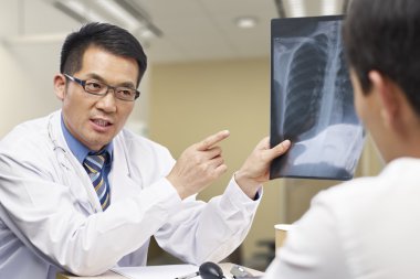 Asyalı doktor ve hasta