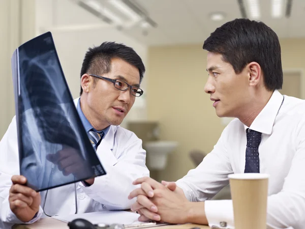 Asiatisk läkare och patient — Stockfoto