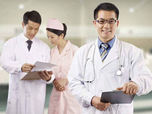 Profissionais médicos asiáticos — Fotografia de Stock