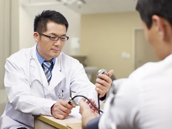 Medico Asiatico Che Misura Pressione Sanguigna Paziente — Foto Stock