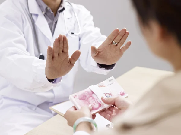 Medico che rifiuta tangenti — Foto Stock