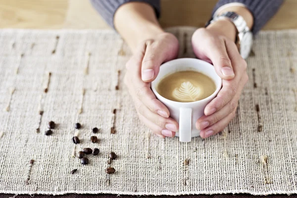 Handen vasthouden kopje koffie — Stockfoto