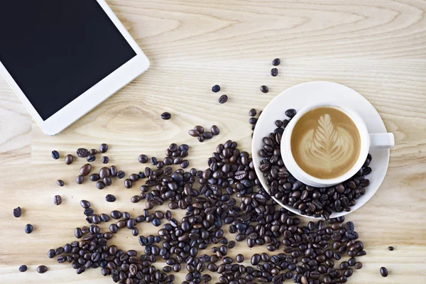 Koffie en mini tablet — Stockfoto