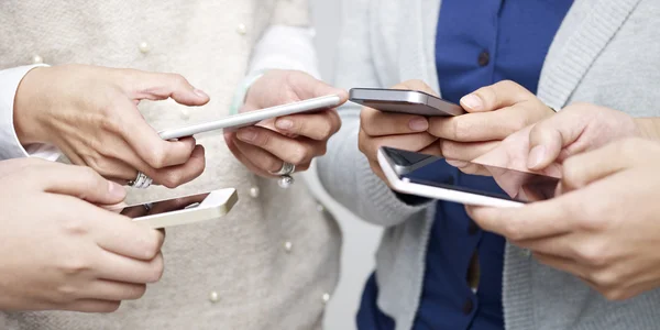 People using cellphone — Stock Photo, Image