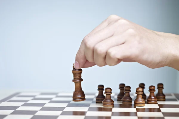 Рука рухає шахову фігуру — стокове фото