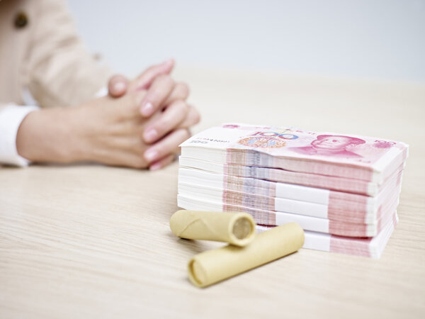 Денежные средства на столе
