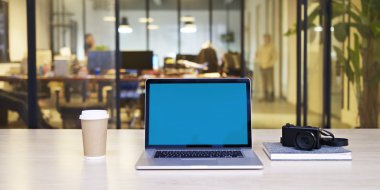 Office mavi ekran ile dizüstü bilgisayar