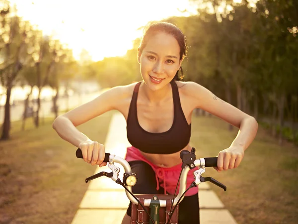 젊은 아시아 여성 승마 자전거 야외 선셋에서 — 스톡 사진