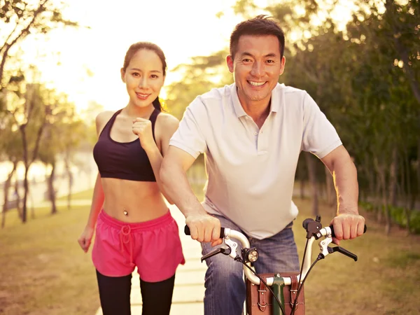 Asian couple enjoying outdoor activities — Stock Photo, Image