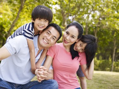 Mutlu Asyalı aile