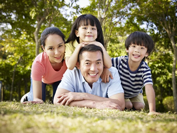 Счастливая азиатская семья — стоковое фото