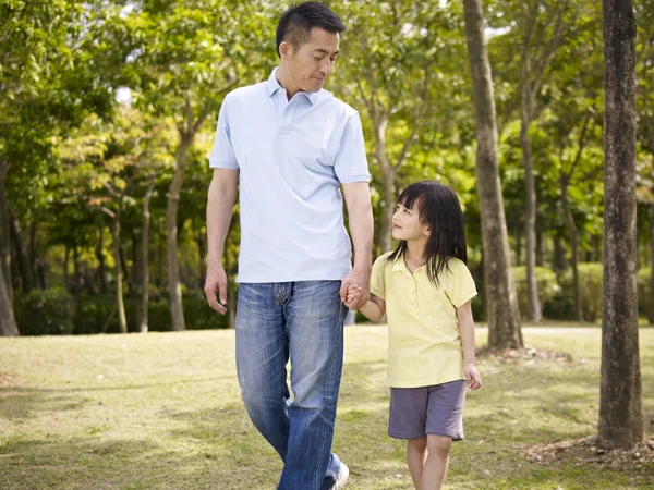 Asiatiska far och dotter tar en promenad i parken — Stockfoto