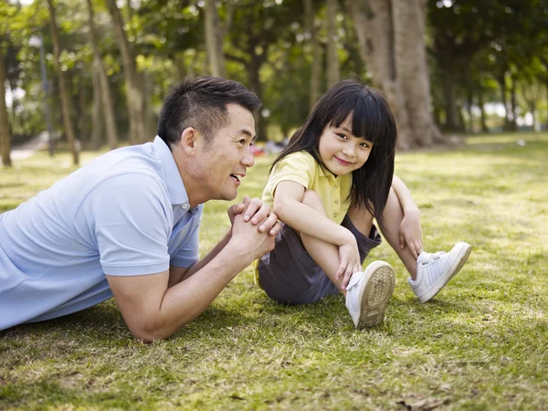 Asian father and daughter having a conversation in park — Stock Photo, Image