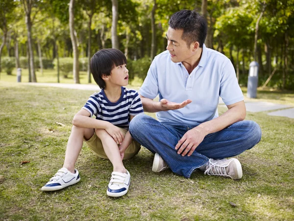 Asian father and son having a conversation — Stock Photo, Image