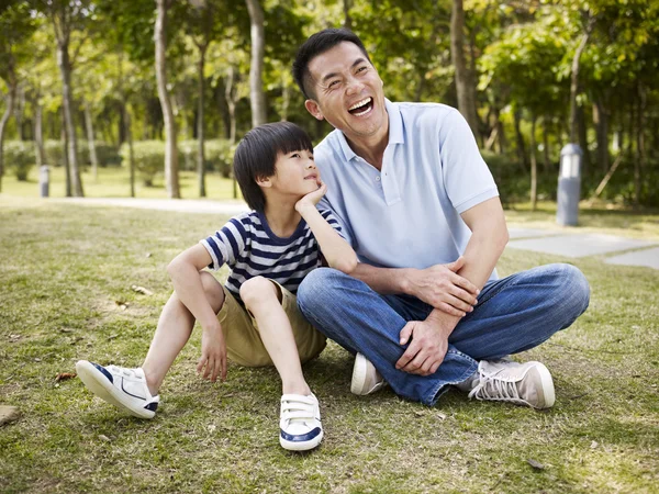 Asian father and son having a conversation — Stock Photo, Image