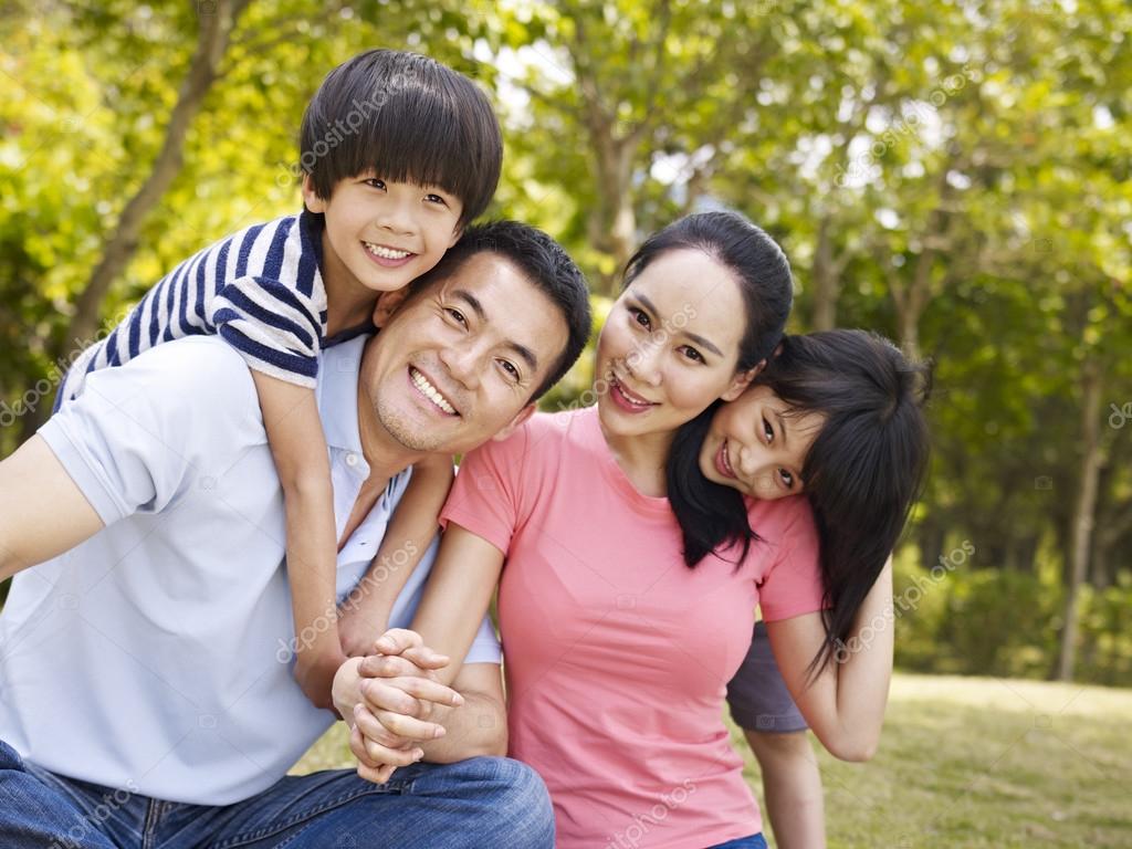 depositphotos_73817173-stock-photo-happy-asian-family.jpg