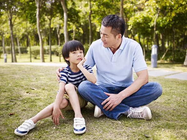 Asian father and son having a conversation — Stock Photo, Image