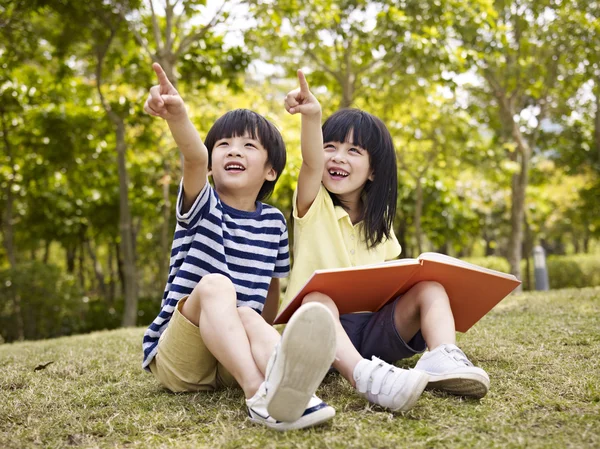 iki güzel Asyalı çocuk