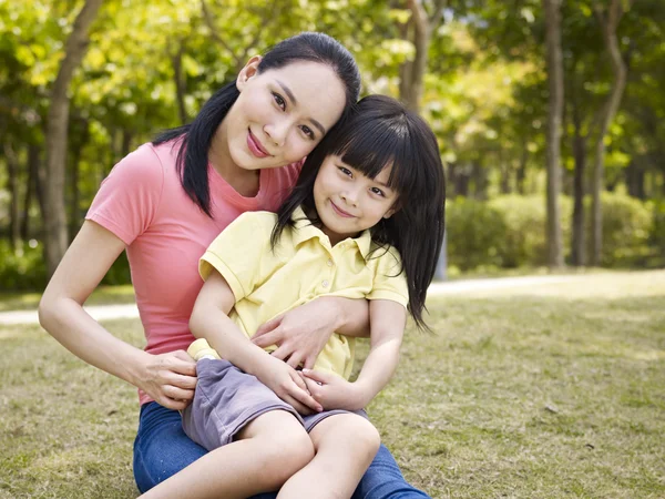 Porträt asiatischer Mutter und Tochter — Stockfoto