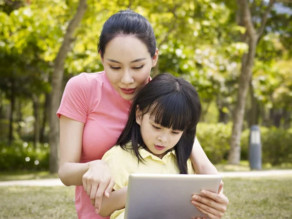 एशियाई माँ और बेटी टैबलेट कंप्यूटर का उपयोग कर — स्टॉक फ़ोटो, इमेज