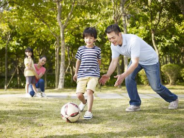 Futbol oynamak için koçluk oğlun babası
